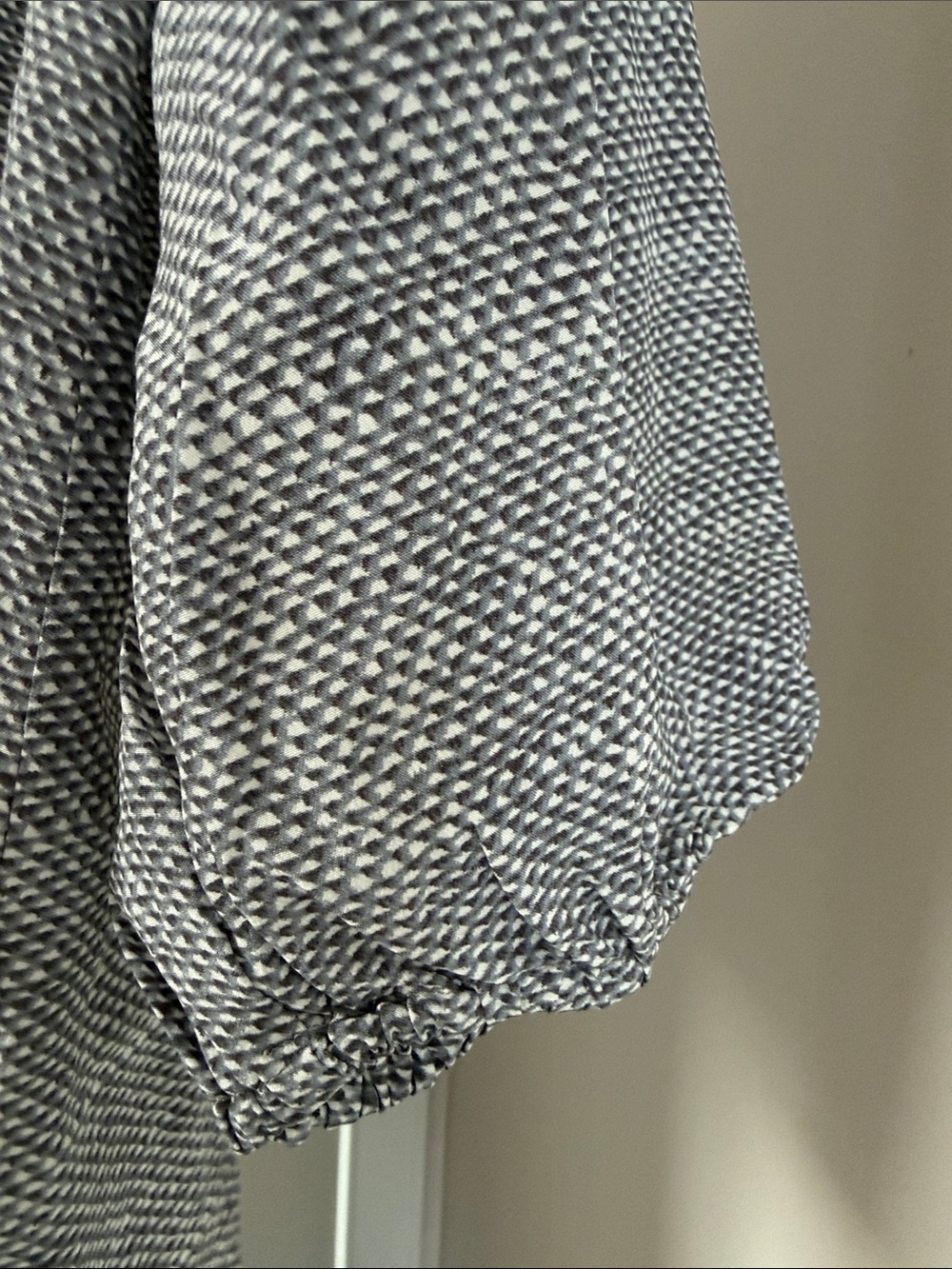 Joie silk  gray  Printed V-Neck Gathered 3/4 sleeve Blouse size M - Picture 3 of 7